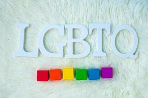blocco arcobaleno lgbtq su sfondo bianco. sostenere la comunità lesbica, gay, bisessuale, transgender e queer e il concetto di mese dell'orgoglio foto