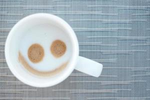 sorriso a forma di viso di caffè cappuccino caldo. buona giornata concetto foto