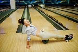 ragazza con palla da bowling sul vicolo giocato al bowling club. foto