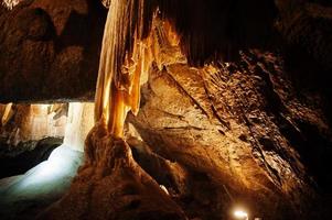 stalattite delle grotte di punkva, repubblica ceca. foto