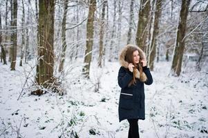 bella ragazza bruna in abiti caldi invernali. modello su giacca invernale. foto