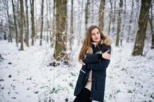 bella ragazza bruna in abiti caldi invernali. modello su giacca invernale. foto