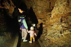 la famiglia esplora alle grotte di punkva, nella repubblica ceca. foto