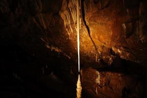 stalattite delle grotte di punkva, repubblica ceca. foto