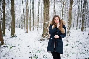 bella ragazza bruna in abiti caldi invernali. modello su giacca invernale. foto