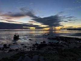 tramonto sulla spiaggia con vista foto