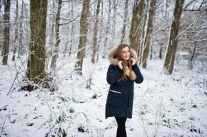 bella ragazza bruna in abiti caldi invernali. modello su giacca invernale. foto