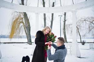 proposta di matrimonio con 101 rose al giorno d'inverno. coppia di innamorati. foto
