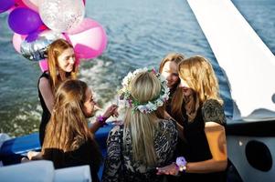 ragazze che si divertono allo yacht sulla festa di addio al nubilato. foto