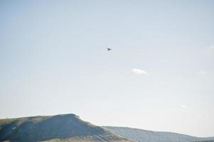 scenario maestoso con montagne e cielo azzurro senza nuvole. foto