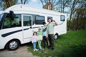 padre con tre figli viaggia in camper rv camper. foto