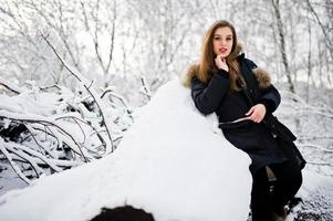 bella ragazza bruna in abiti caldi invernali. modello su giacca invernale. foto