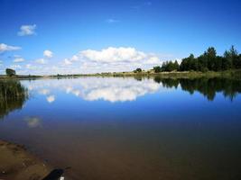 un fiume o un lago circondato da alberi foto