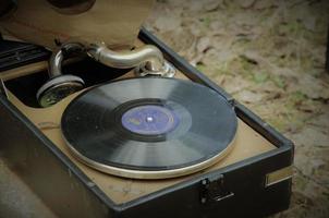 09.05.2022 regione di leningrado, grammofono vintage per dischi. ascoltare le canzoni per strada foto