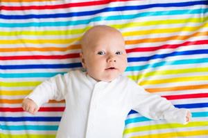 bambino carino su una coperta colorata foto