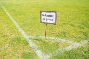 campo da calcio con cartello non entrare foto