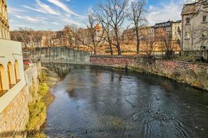 fiume nella città di klodzko in polonia foto