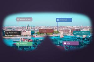 vista del panorama della città con occhiali vr. l'interfaccia mostra le posizioni di ristoranti, hotel, negozi, musei. realtà virtuale nel concetto di turismo foto