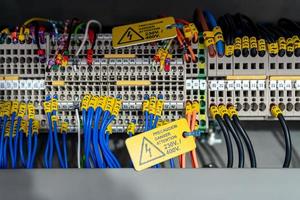 schema elettrico di macchinari in fabbrica industriale. schema terminale con cartellino ed etichetta di avvertenza. filo elettrico ad alta tensione. pannello di controllo delle macchine di automazione. quadro elettrico di comando. foto