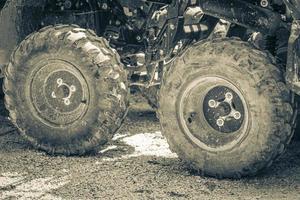 ruote e pneumatici sporchi di quad nella giungla del messico. foto