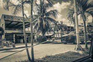 tulum quintana roo mexico 2022 auto della polizia camioncino guida strada veloce tulum mexico. foto