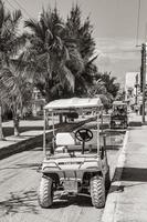 holbox quintana roo mexico 2021 golf cart buggy cars cart muddy street village holbox mexico. foto