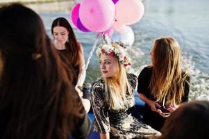 ragazze che si divertono allo yacht sulla festa di addio al nubilato. foto