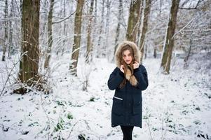 bella ragazza bruna in abiti caldi invernali. modello su giacca invernale. foto