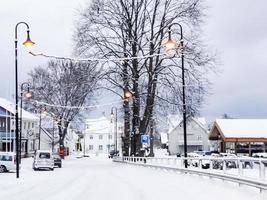 framfjorden vestland norvegia 2015 bellissimo sentiero idilliaco nel villaggio di framfjorden, vestland norvegia. foto