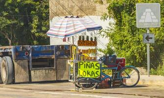 tulum quintana roo mexico 2022 street food frutta e bevande sulla tipica strada tulum mexico. foto