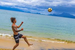 Ilha grande rio de janeiro brasile 2020 giocatori di calcio maschili spiaggia grande isola tropicale ilha grande brasile. foto