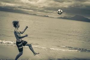 Ilha grande rio de janeiro brasile 2020 giocatori di calcio maschili spiaggia grande isola tropicale ilha grande brasile. foto