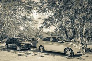 tulum quintana roo mexico 2022 parcheggio con auto dalla giungla a kaan luum laguna messico. foto