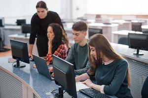 zona spaziosa. gruppo di giovani in abiti casual che lavorano nell'ufficio moderno foto