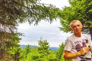 maschio giovane turista viaggiatore al picco di montagna di brocken harz germania. foto