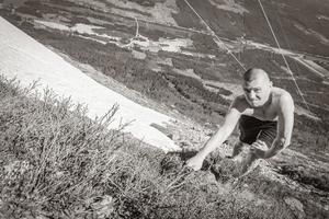 escursionismo estremo si arrampica sulla neve in estate hemsedal norvegia. foto