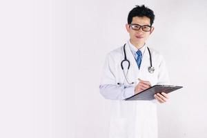 medico maschio con appunti e stetoscopio prescrizione di scrittura foto