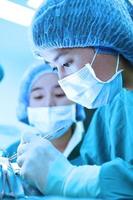 due lampade chirurgiche in sala operatoria foto
