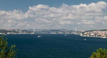 stretto del Bosforo e ponte sul Bosforo a Istanbul, in Turchia foto