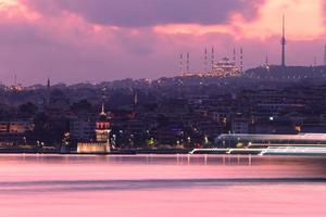 torre delle fanciulle e moschea camlica a istanbul, turchia foto