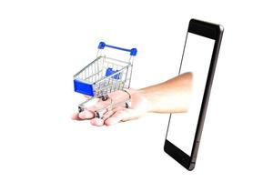 carrello della spesa in mano con smartphone su sfondo bianco foto
