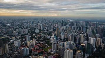 una veduta aerea della città foto