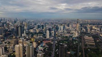 una veduta aerea della città foto