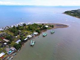 bella vista aerea - fiume collegato alla spiaggia, a bali - indonesia foto