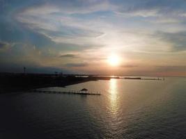 vista aerea, tramonto - spiaggia di pangandaran foto