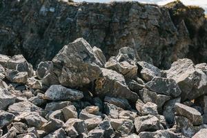 pila di grande pietra di roccia sulla montagna foto