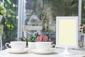 caffè aromatico in una graziosa caffetteria con un cartellino del prezzo. foto