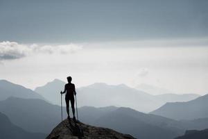 ragazza sulla cima di una montagna foto