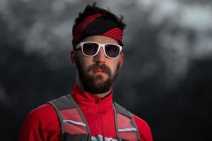 ritratto di uomo sportivo con barba e occhiali foto