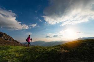 trekking al tramonto in montagna da solo foto